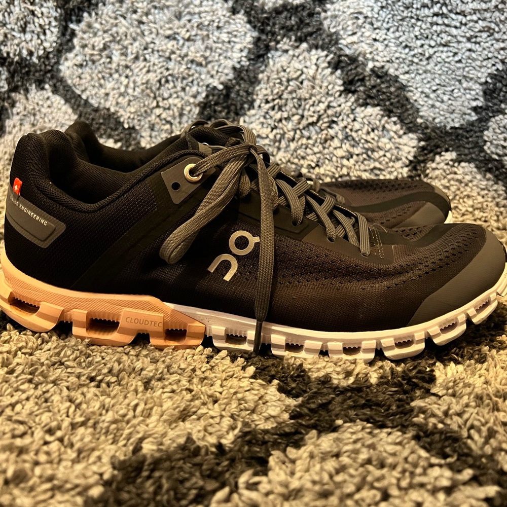 On Cloudflow Woman’s 9.5